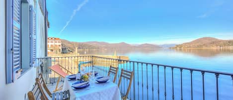 Departamento de luna de miel, varias habitaciones, junto al lago (Volo Di Gabbiani Pied Dans L' Eau) | Restaurante al aire libre