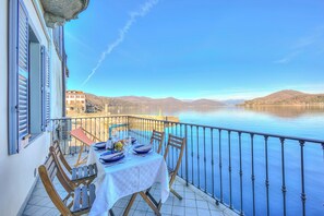 Honeymoon Apartment, 1 Bedroom, Microwave, Lakeside (Volo Di Gabbiani Pied Dans L' Eau) | Outdoor dining - Aparthotel Arona (Arona)