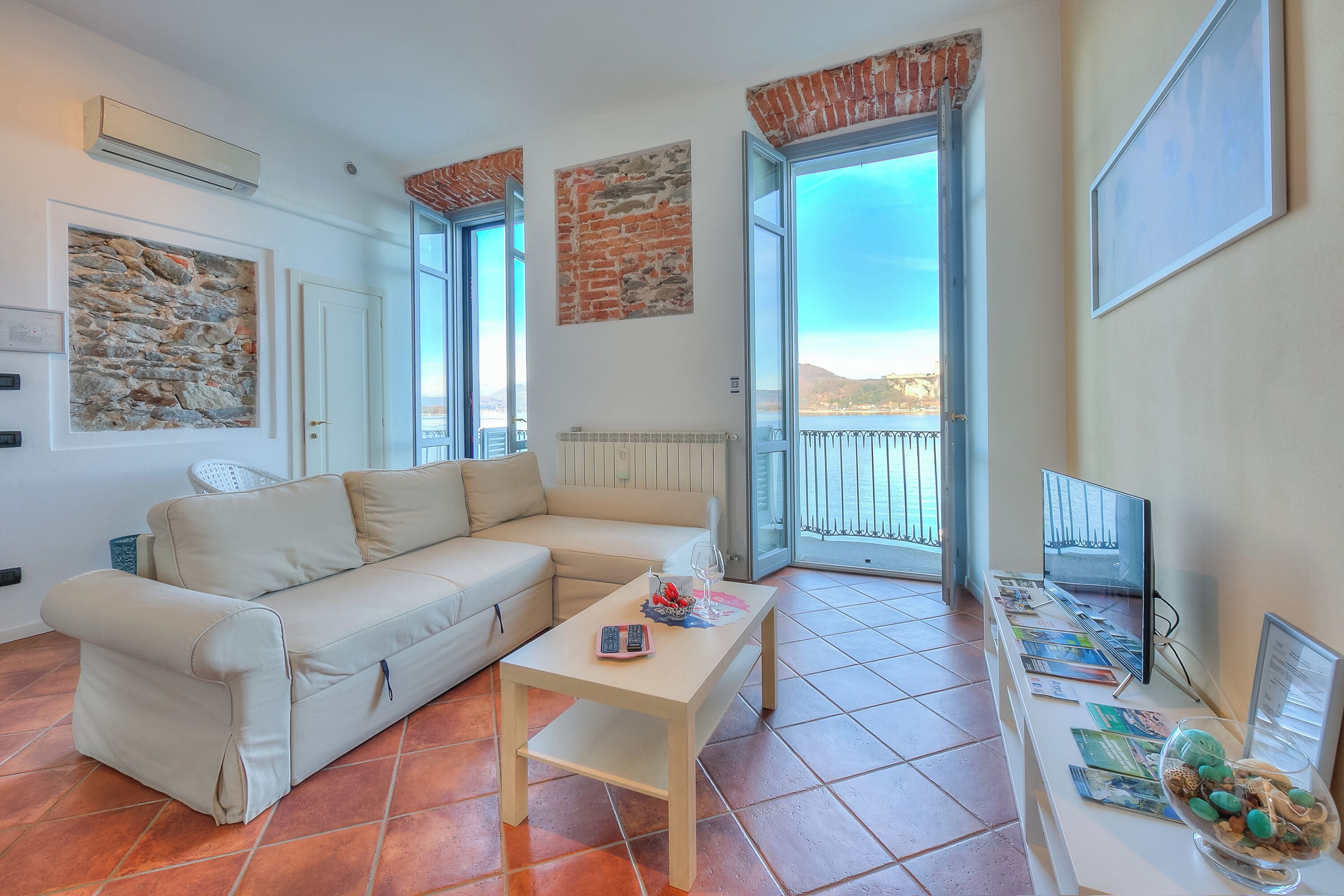 Honeymoon-Apartment, Mehrere Schlafzimmer, 2 Bäder, Seeseite (La Dolce Vita Pied dans L' Eau) | Wohnbereich