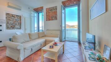 Honeymoon-Apartment, Mehrere Schlafzimmer, 2 BĂ€der, Seeseite (La Dolce Vita Pied dans L' Eau) | Wohnbereich