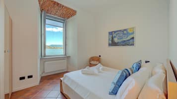 Honeymoon Apartment, Multiple Bedrooms, Lakeside (Il Nido Del Cigno Pied dans l'eau) | View from room
