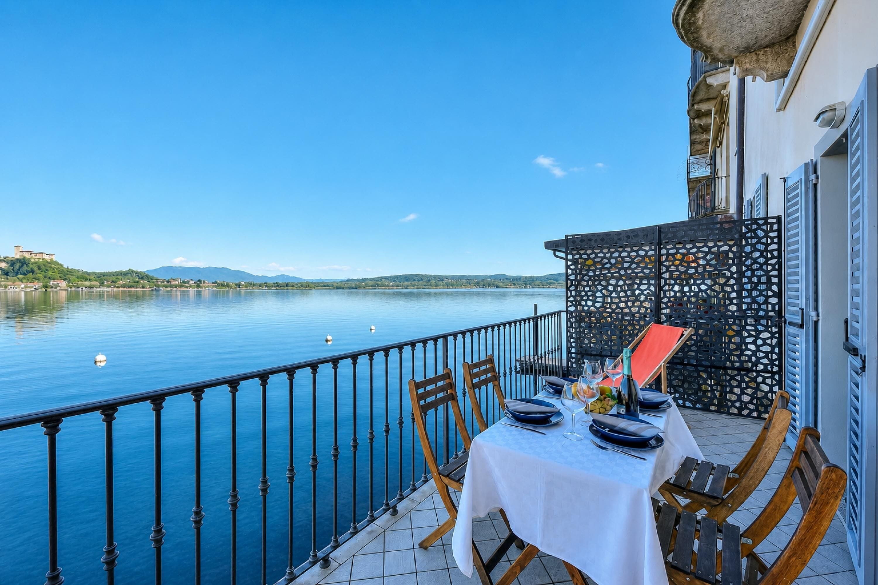 Honeymoon Apartment, 1 Bedroom, Microwave, Lakeside (Volo Di Gabbiani Pied Dans L' Eau) | Outdoor dining