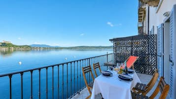 Honeymoon Apartment, 1 Bedroom, Microwave, Lakeside (Volo Di Gabbiani Pied Dans L' Eau) | Outdoor dining