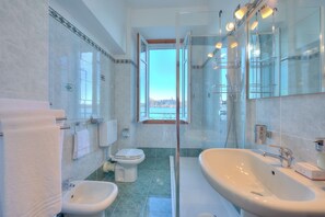 Honeymoon Apartment, Multiple Bedrooms, Lakeside (Lago Magico Pied Dans L' Eau) | Bathroom