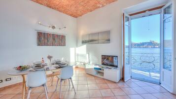 Appartement Lune de Miel, plusieurs chambres, en bord de lac (Lago Magico Pied Dans L' Eau) | Coin séjour