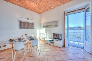 Honeymoon Apartment, Multiple Bedrooms, Lakeside (Lago Magico Pied Dans L' Eau) | Living area