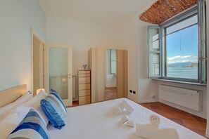 Honeymoon Apartment, 1 Bedroom, Lakeside (Il Nido Del Cigno Pied dans l'eau)