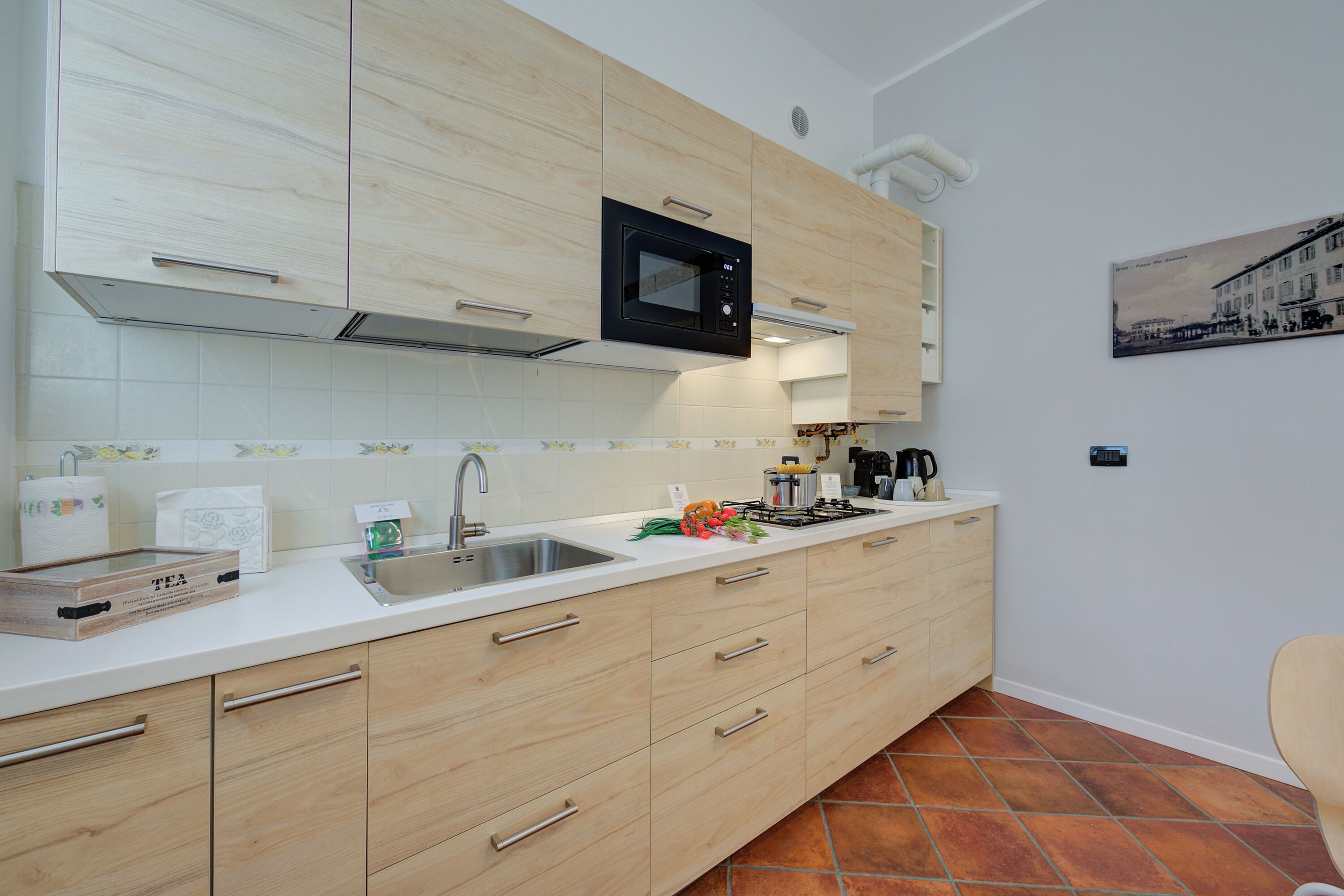 Kühlschrank, Mikrowelle, Herdplatte, Espressomaschine