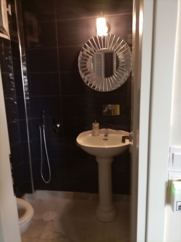 Haartrockner, Handtücher, Seife, Toilettenpapier