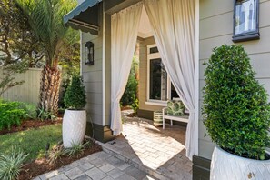 Terrace/patio - Steps from Beach access, Private pool, Gorgeous décor -Big Palm Little Palm (Seacrest)