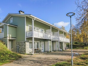 A two-story building with a balcony, a gravel driveway, and a metal lamp post. - Siularinne b9 by Interhome (Inari)