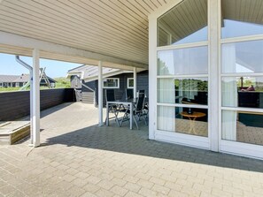 Outdoor dining - "Thrugils" - 800m from the sea by Interhome (Henne)