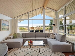 TV, fireplace, DVD player - "Thrugils" - 500m from the sea by Interhome (Henne)
