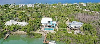Snook Away - Six bedroom bay front home nicely updated