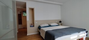 4 habitaciones, tabla de planchar con plancha, cuna de viaje y wifi