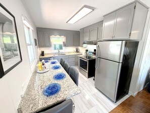 Køleskab, mikrobølgeovn, ovn, kogeplade