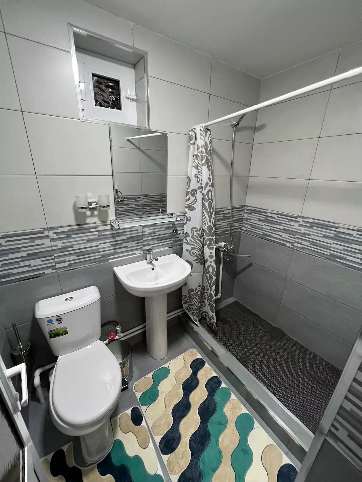 Sèche-cheveux, serviettes fournies, savon, shampoing