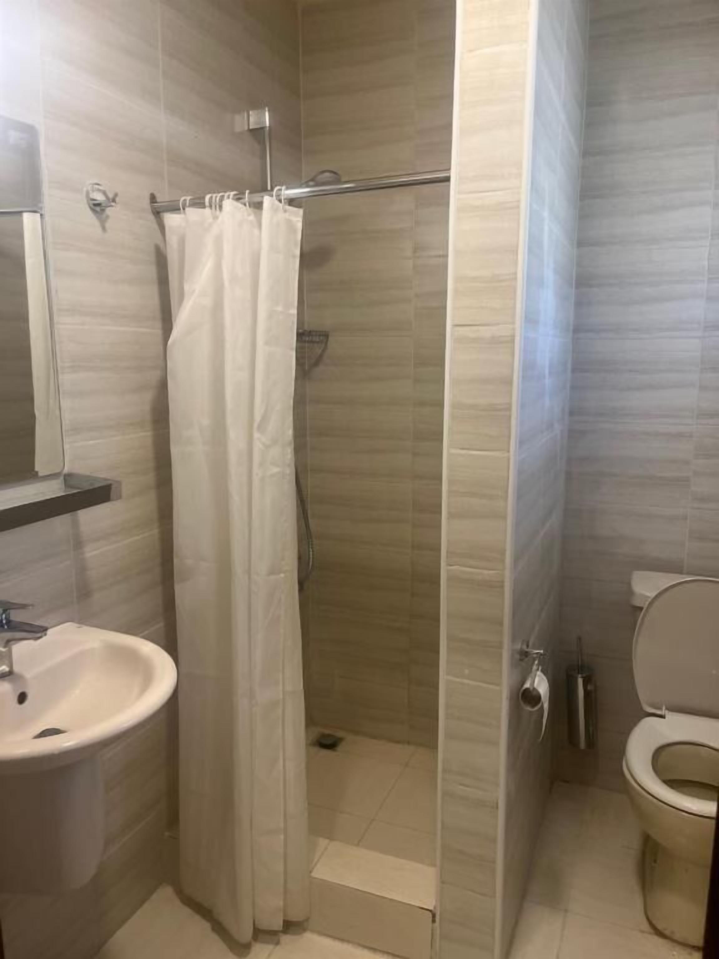 Camera Basic | Bagno | Doccia, soffione a pioggia, asciugamani