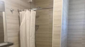 Camera Basic | Bagno | Doccia, soffione a pioggia, asciugamani