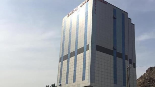 A modern hotel with a tall, rectangular structure and large windows. - Kol Alayam Hotel (Makkah)