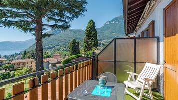 Honeymoon-Apartment, Mehrere Schlafzimmer, Bergseite (CO.RI. Appartamenti 3) | Speisen im Freien