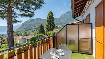 Honeymoon Apartment, Multiple Bedrooms, Mountainside (CO.RI. Appartamenti 2) | Outdoor dining
