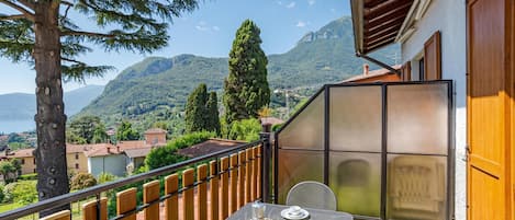 Honeymoon-Apartment, Mehrere Schlafzimmer, Bergseite (CO.RI. Appartamenti 2) | Speisen im Freien