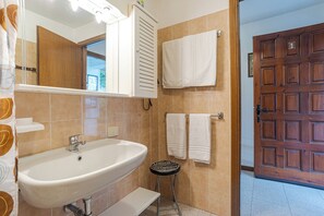 Honeymoon Apartment, Multiple Bedrooms, Mountainside (CO.RI. Appartamenti 1) | Bathroom | Shower, hair dryer, bidet, towels - Co.ri. Apartments (Menaggio)
