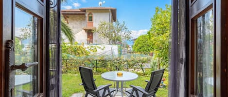 Honeymoon-Apartment, Mehrere Schlafzimmer, Bergseite (CO.RI. Appartamenti Dependance) | Speisen im Freien