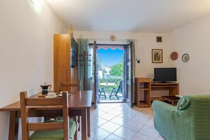 Honeymoon-Apartment, Mehrere Schlafzimmer, Bergseite (CO.RI. Appartamenti Dependance) | Wohnbereich | 21-Zoll-Flachbildfernseher mit Kabelempfang
