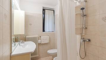 Honeymoon Apartment, Multiple Bedrooms, Mountainside (CO.RI. Appartamenti Dependance) | Bathroom