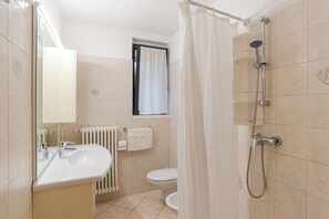 Honeymoon-Apartment, Mehrere Schlafzimmer, Bergseite (CO.RI. Appartamenti Dependance) | Badezimmer | Dusche, Haartrockner, Bidet, Handtücher