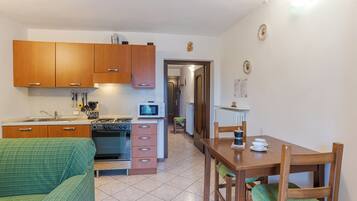 Honeymoon appartement, meerdere slaapkamers, uitzicht op gebergte (CO.RI. Appartamenti Dependance) | Woonruimte | Een 21-inch flatscreentelevisie met kabelzenders