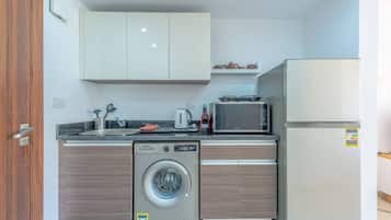 Réfrigérateur, micro-ondes, plaque de cuisson, lave-vaisselle
