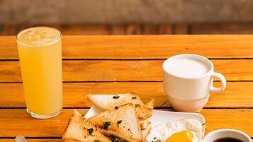 Room, 1 Bedroom, Smoking, Balcony | Ruang makan