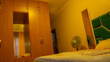 1 dormitori, planxa i posts de planxar, wifi i roba de llit