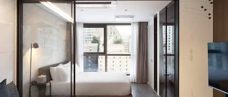 Escritorio, cortinas blackout, wifi gratis y ropa de cama