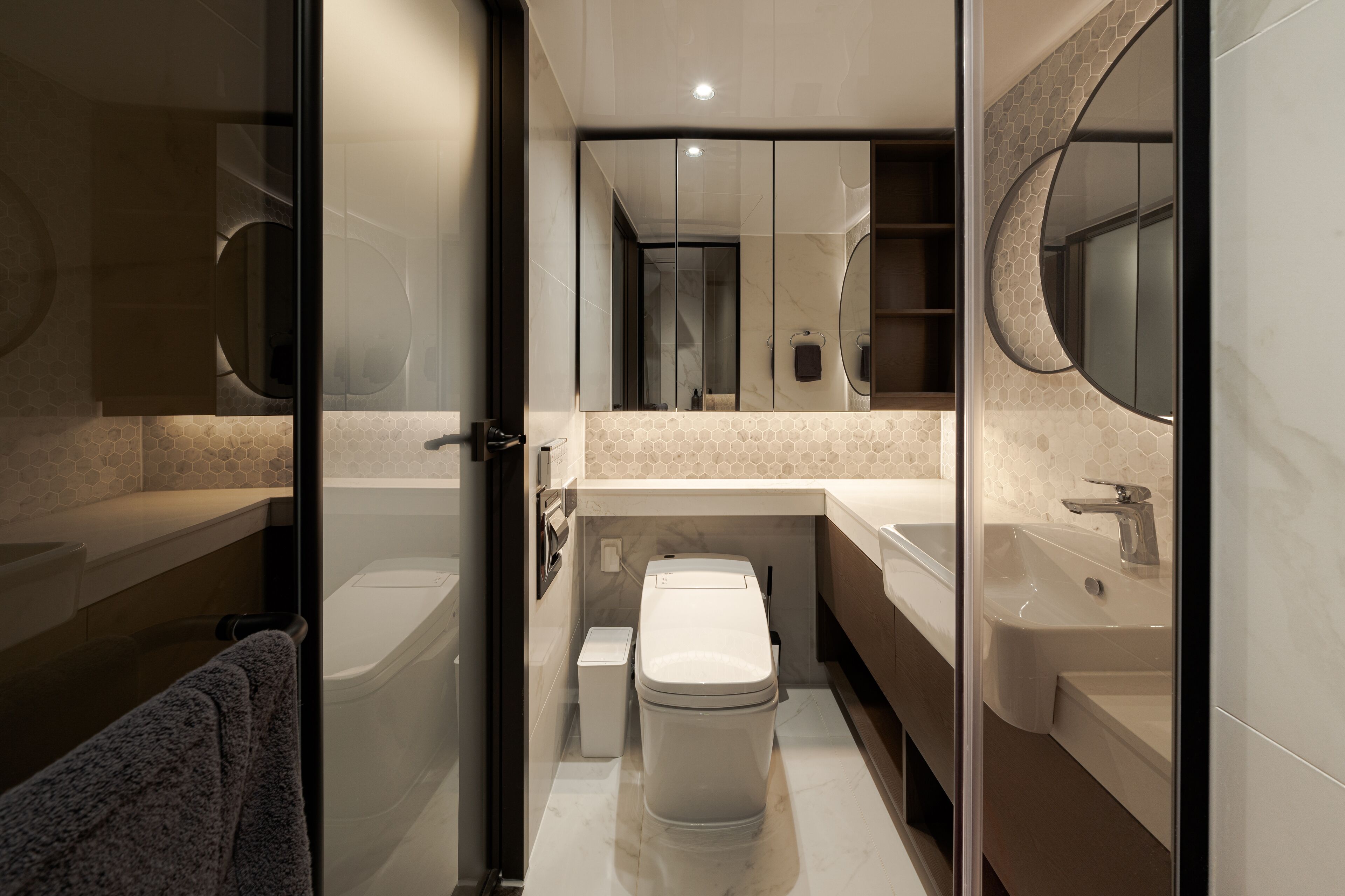 Studio Random | Bathroom | Shower, eco-friendly toiletries, hair dryer, slippers