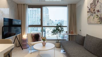 Family Two Room B | บริเวณนั่งเล่น | ทีวีจอแบน 50 นิ้ว พร้อมช่องดาวเทียม, พื้นอุ่น
