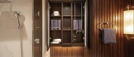 Un bagno moderno con doccia vetrata, mobile bagno in legno e portasciuga.