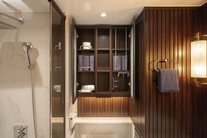 Premier Suite | Bathroom | Shower, eco-friendly toiletries, hair dryer, slippers - Le Collective Gangnam SAC ROIUM (Seoul)