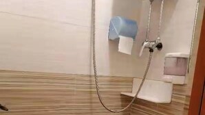 Une petite salle de bain avec des toilettes, un lavabo et une douche.