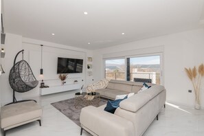 Een smart-tv en boeken