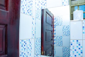 Hiustenkuivaaja, pyyhkeet, saippua, vessapaperi