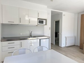 Kühlschrank, Mikrowelle, Wasserkocher mit Kaffee-/Teezubehör, Toaster