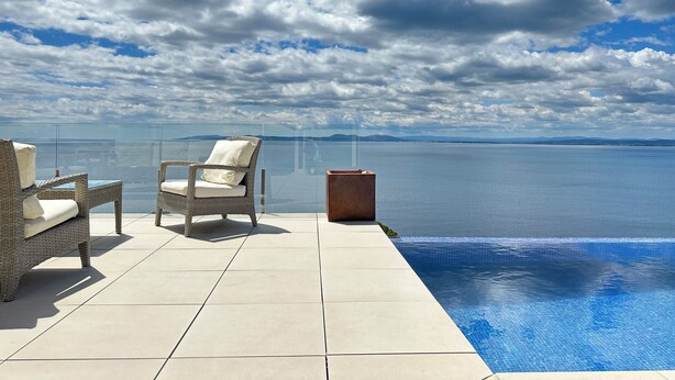 An infinity pool with a clear view of the sea and distant mountains. - Agi Turo Villa 1 Casa for rent in Roses Girona. (Roses)