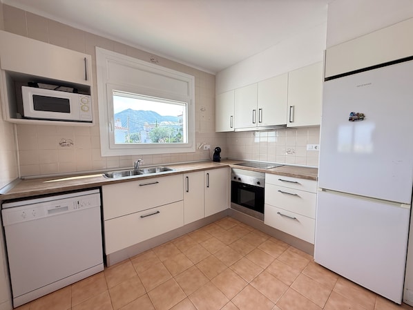 Fridge, microwave, oven, dishwasher