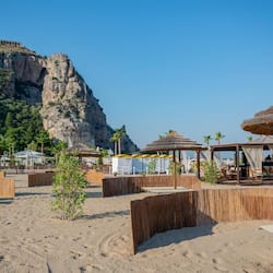 Playa privada, arena blanca, sillas reclinables de playa, sombrillas