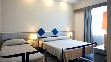 Blue room | Minibar, Zimmersafe, Schreibtisch, laptopgeeigneter Arbeitsplatz