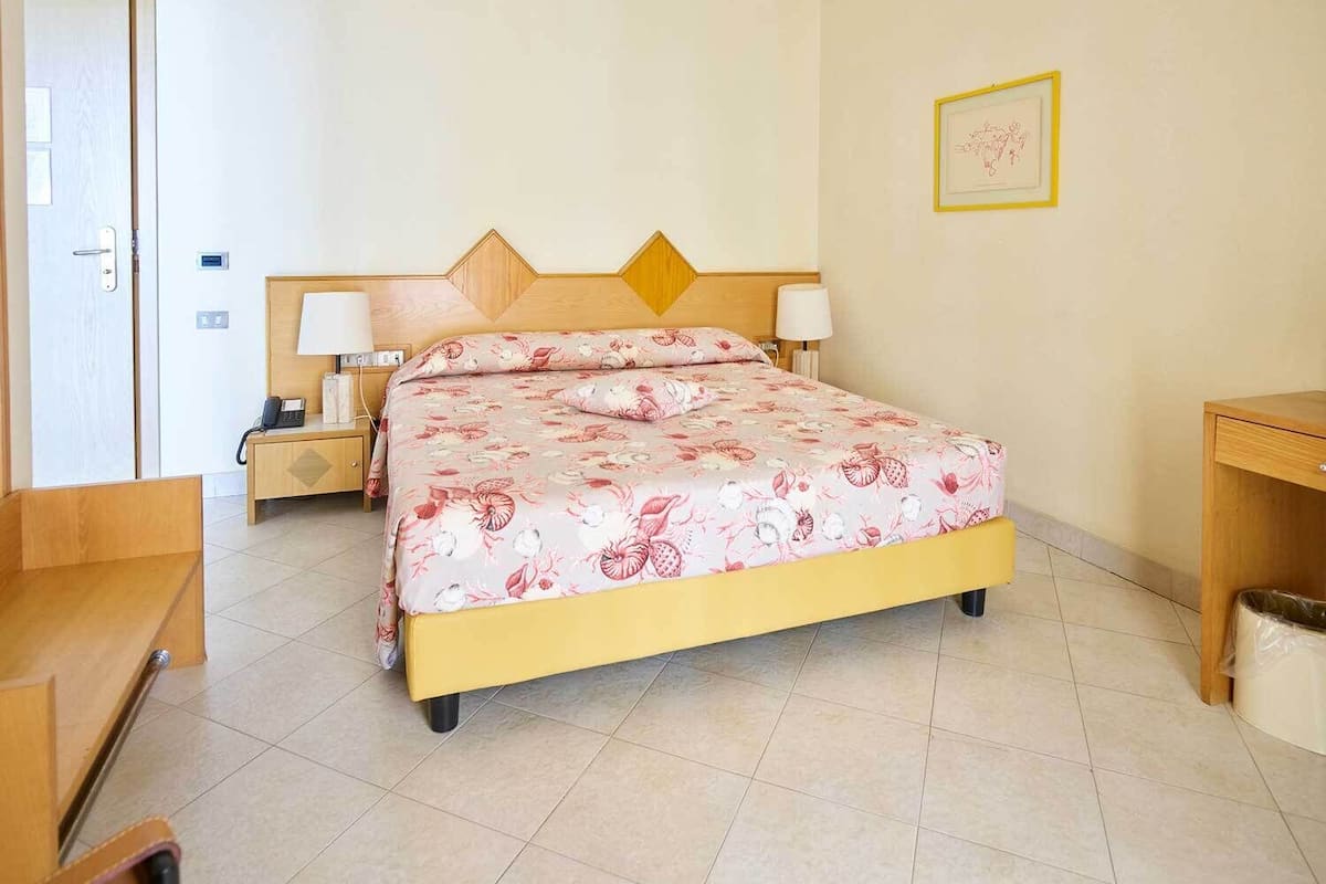 Yellow Room | Minibar, in-room safe, desk, laptop workspace